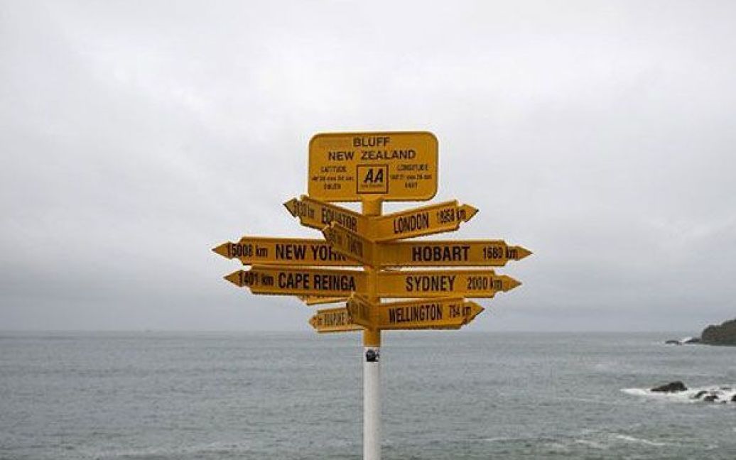 Нова Зеландія, Блафф. Знак, який вказує напрямки з відстанями до різних міст. / © AFP