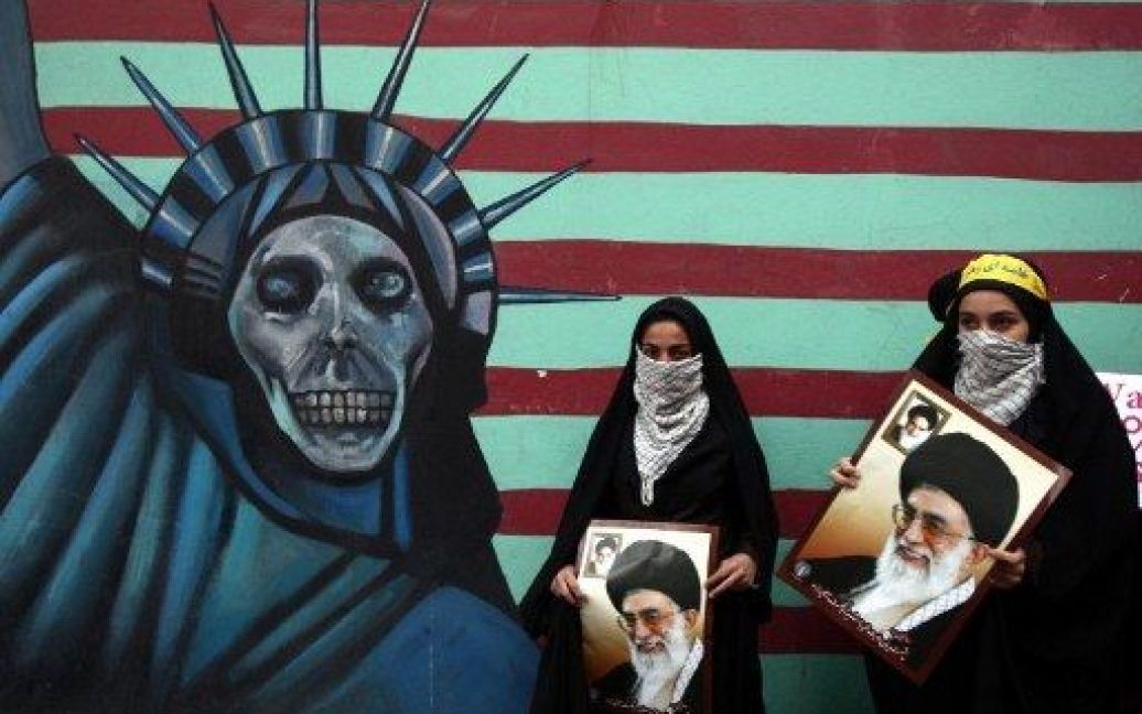 Іран, Тегеран. Іранські жінки тримають фотографії верховного лідера Аятолли Хамені під час акції протесту перед колишнім посольством США у Тегерані. Мітинг провели на честь річниці штурму американського посольства іранськими студентами 32 роки тому. / © AFP