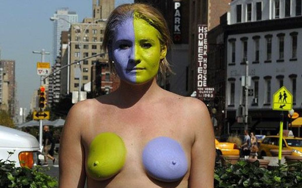 США, Нью-Йорк. Вуличний художник Енді Голуб, якого заарештовували за звинуваченням у громадській розпусті, продовжив свою серію виступів, під час яких художник розфарбовує тіла оголених моделей. / © AFP
