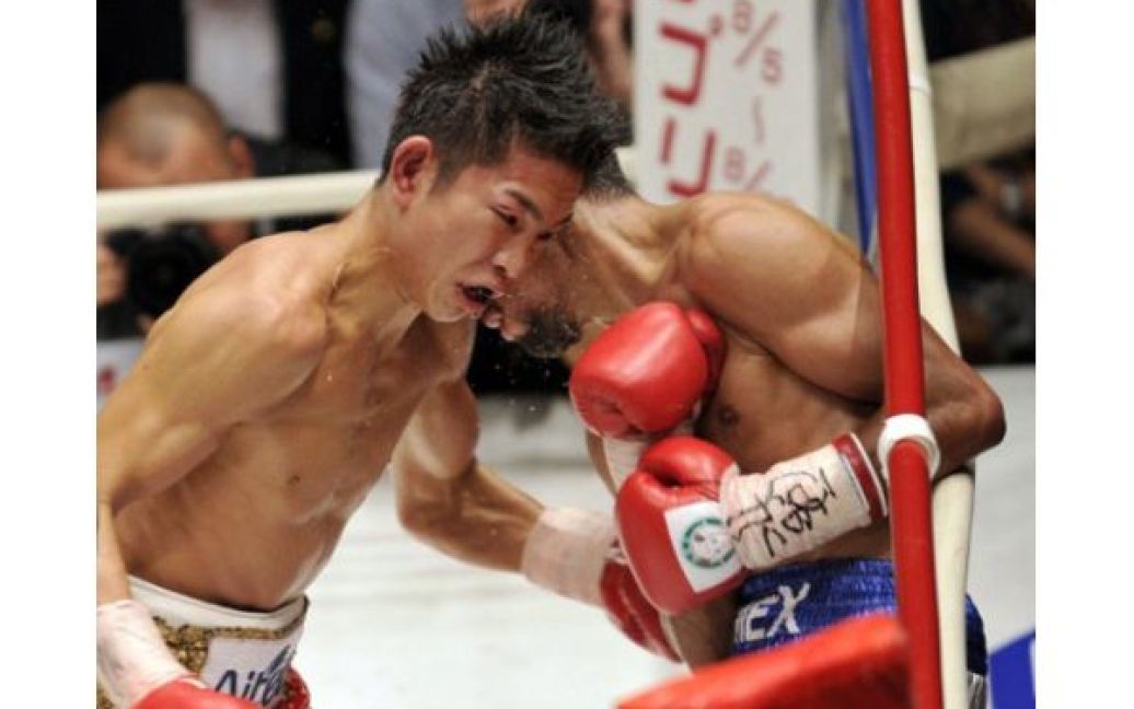 Японія, Токіо. Чемпіон у легкій вазі за версією WBC Казуто Іока зустрівся у бої проти мексиканця Хуана Ернандеса. Іока отримав перемогу. / © AFP