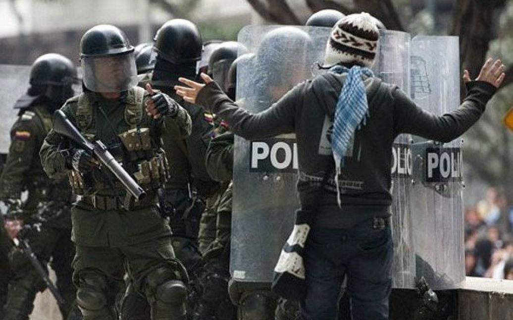 Марші студентів на захист державної освіти в Колумбії закінчились масовими сутичками з поліцією / © AFP