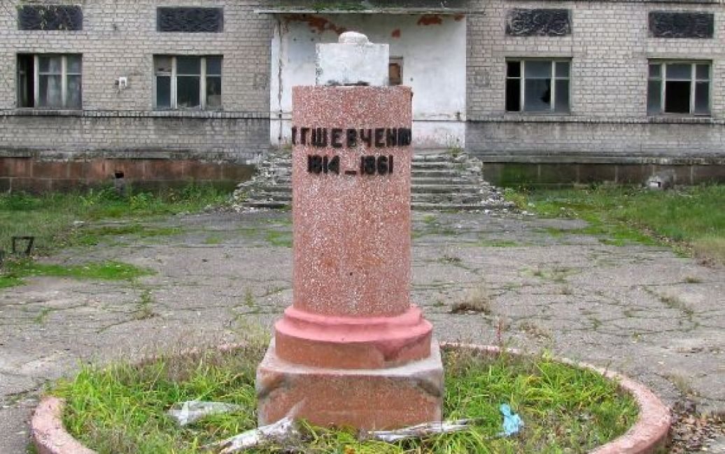 У місті Стаханов від пам&#039;ятника знаменитому Кобзареві залишився лише постамент. / © stakhanov.org.ua
