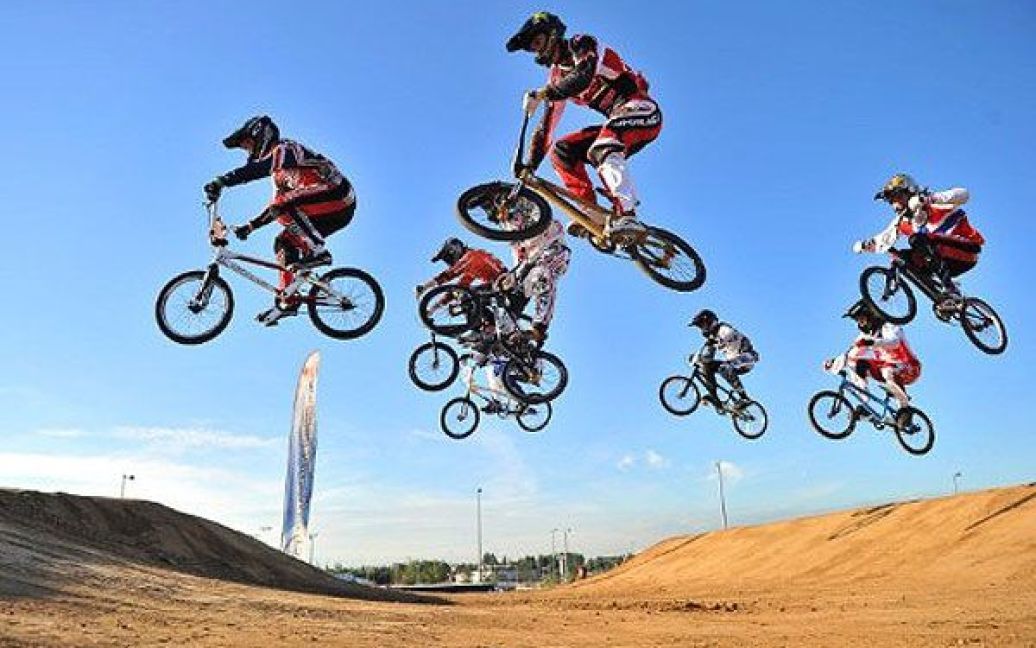 Великобританія, Стратфорд. Велогонщики, майстри з BMX, змагаються у фіналі Кубку світу UCI BMX Supercross на олімпійському стадіоні у Стратфорді. / © AFP