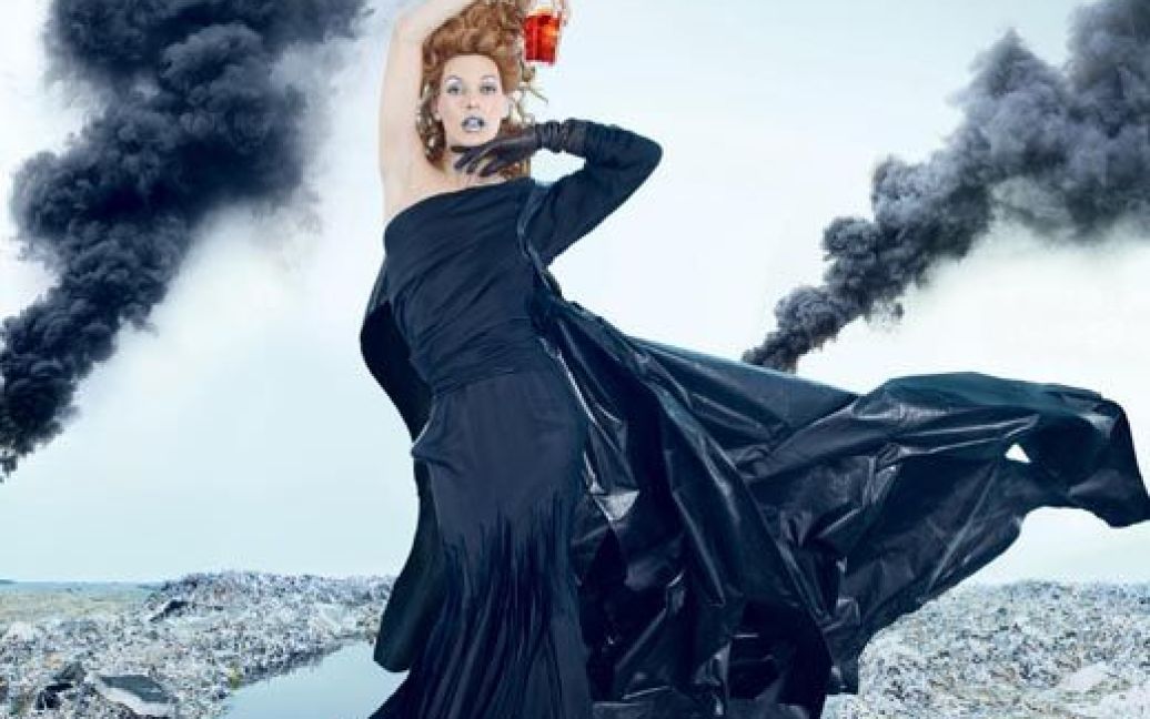 Міла Йовович стала обличчям апокаліптичного календаря Campari на 2012 рік. / © 