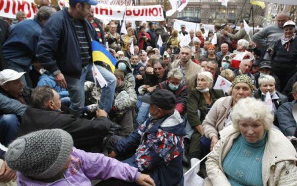 Під Печерським судом прихильники Тимошенко спробували заблокувати виїзд автозаку з нею. / © УНІАН