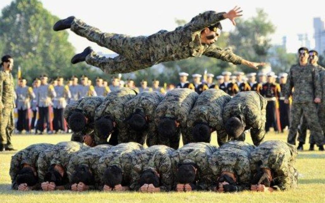 Республіка Корея, Сеул. Південнокорейські спецназівці демонструють свої навички у бойових мистецтвах під час виступу на Сеульській міжнародній аерокосмічній і оборонній виставці. / © AFP