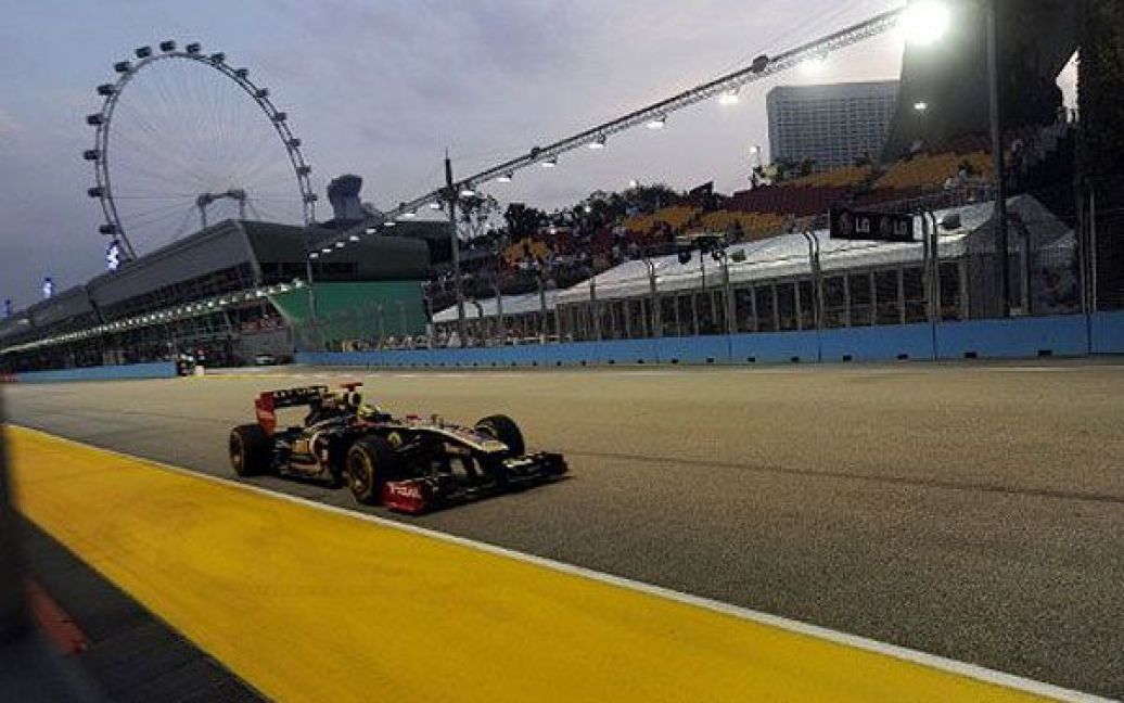 Сінгапур. Бразильський гонщик компанії "Lotus-Renault" Бруно Сенна веде свій автомобіль під час першої практики Formula One на Гран-прі Сінгапура. / © AFP