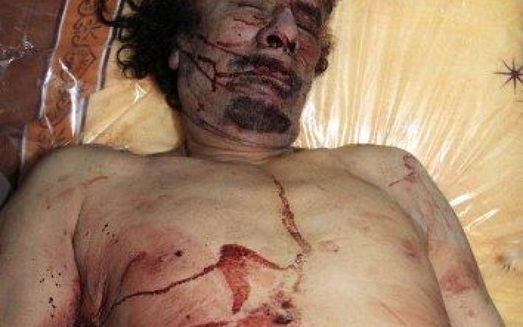 Працюючим в Лівії західним й арабським журналістам показали сьогодні убитого Муаммара Каддафі. / © AFP
