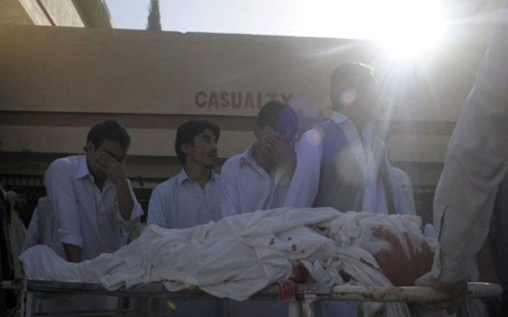 Пакистан, Кветта. Мусульмани-шиїти у жалобі поруч із тілом одного зі членів їхнього співтовариства, який загинув в результаті нападу бойовиків на автобус із шиїтськими повстанцями. Під час нападу загинули 10 осіб, шестеро отримали поранення. / © AFP