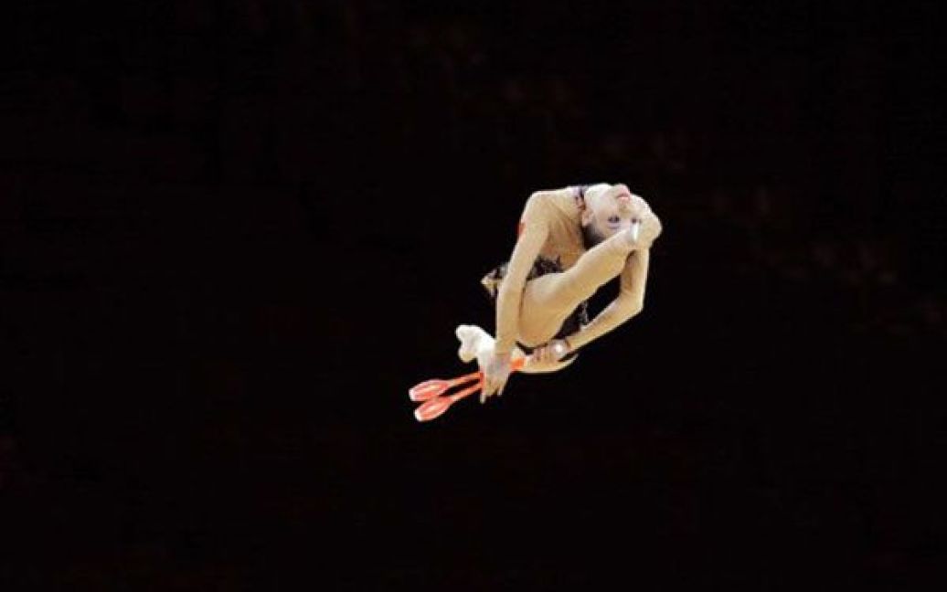 Франція, Монпельє. Китайська гімнастка Сейу Ден виконує вправу з булавами під час відбіркових змагань 31-го чемпіонату світу з художньої гімнастики. / © AFP