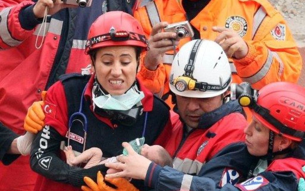Туреччина. Рятувальники витягли з-під завалів двотижневе немовля. Дитина пробула під уламками будинку більше 40 годин, а його мати ще залишається у пастці, рятувальники проводять операцію з її звільнення. / © AFP