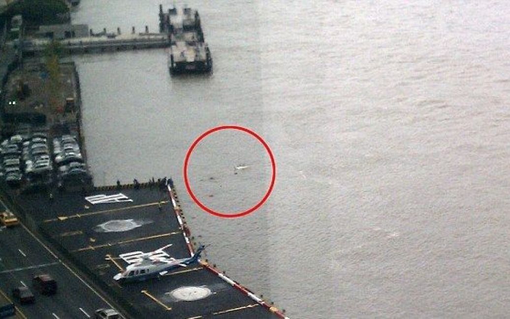 В центрі Нью-Йорка прогулянковий гелікоптер, на борту якого перебували четверо пасажирів і пілот, впав у води Іст-Рівера. / © Daily Mail