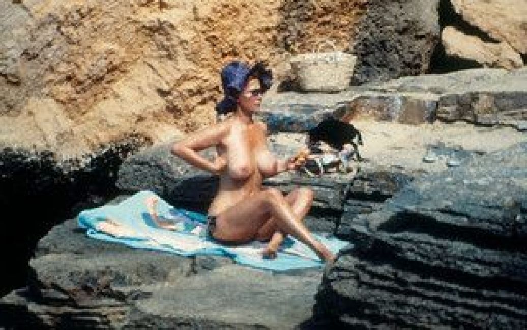 Обкладинку іспанського журналу Interviu прикрасила фотографія герцогині топлес, зроблена на острові Ібіца 30 років тому. / © interviu.es
