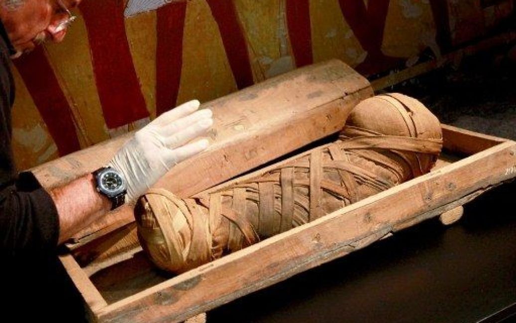 Німеччина, Франкфурт-на-Майні. Співробітник Єгипетського музею у Флоренції перевіряє 2000-річну мумію єгипетської жінки під час підготовки до виставки "Подорож до безсмертя" у Франкфуртському Археологічному Музеї . / © AFP