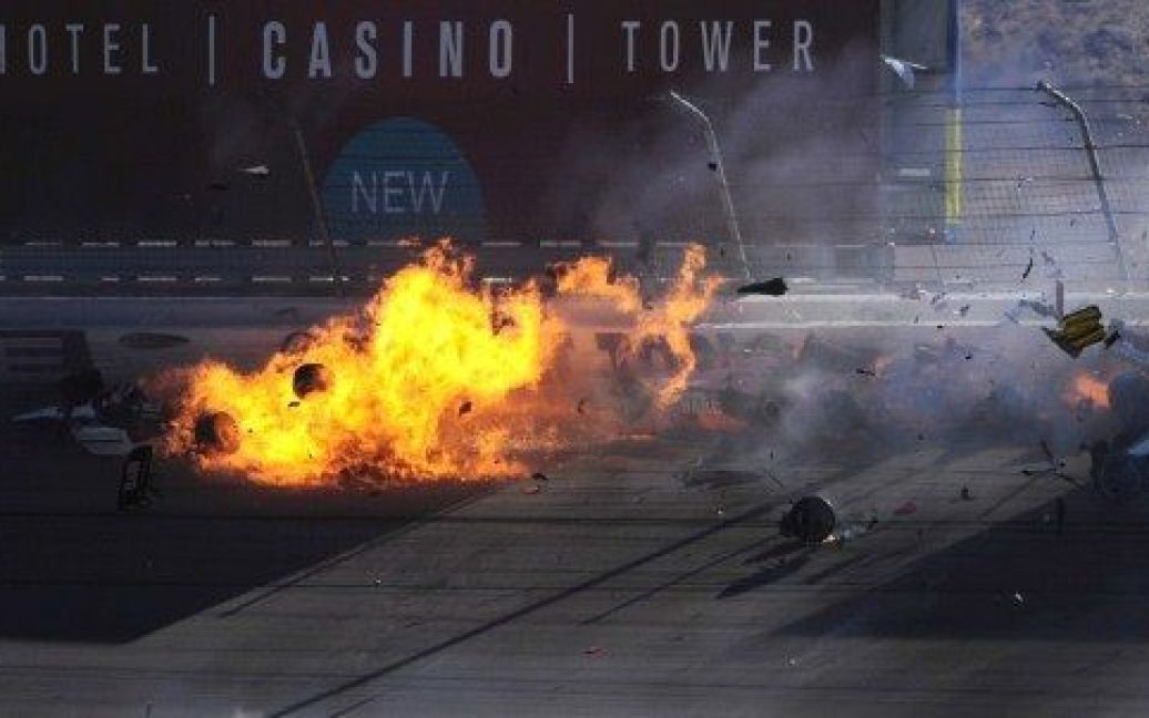 У фіналі гонок "Індикар" сталася масова аварія, в якій загинув легендарний гонщик Ден Велдон. / © AFP