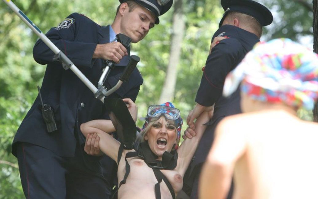 На День Незалежності жіночий рух FEMEN провів в центрі Києва топлес-акцію "День залежності" / © Жіночий рух FEMEN