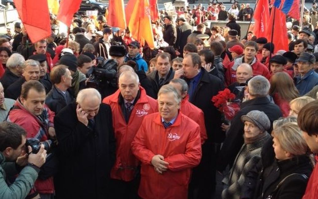 В Києві на святкуваннях з нагоди 94-ої річниці Жовтневої революції сталося кілька бійок між комуністами і "свободівцями". / © kpu.net.ua