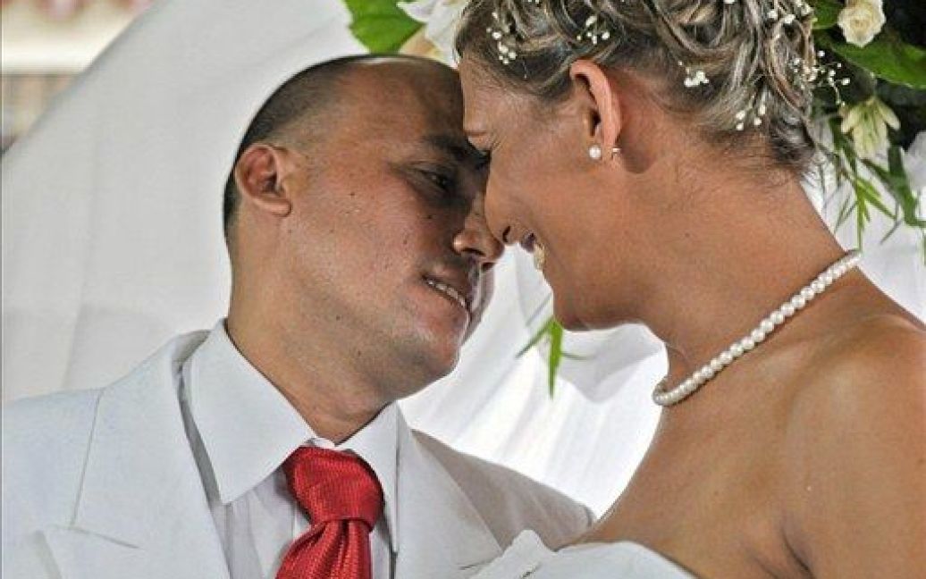 За словами молодят, їх весілля стало своєрідним подарунком Фіделю Кастро, який протягом понад 30 років боровся з гомосексуалізмом на Кубі. / © AFP