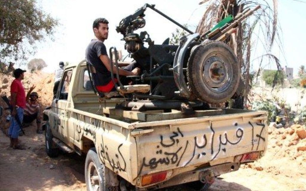 Наступ лівійських повстанців на Тріполі: захоплено більшу частину лівійської столиці, центральну площу міста і державне телебачення. / © AFP