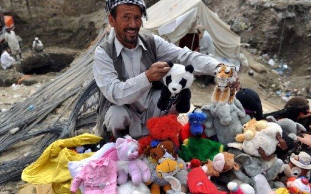 Афганістан, Кабул. Афганський продавець рекламує свій товар &ndash; м&#039;які іграшки &ndash; на ринку в Кабулі. За часів Талібану ляльки були заборонені, бо забороненим на той час було ідолопоклонство. / © AFP