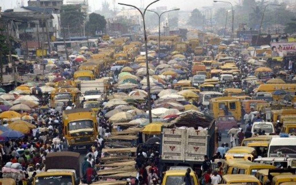 Нігерія, Лагос. Автобусна зупинка / © AFP