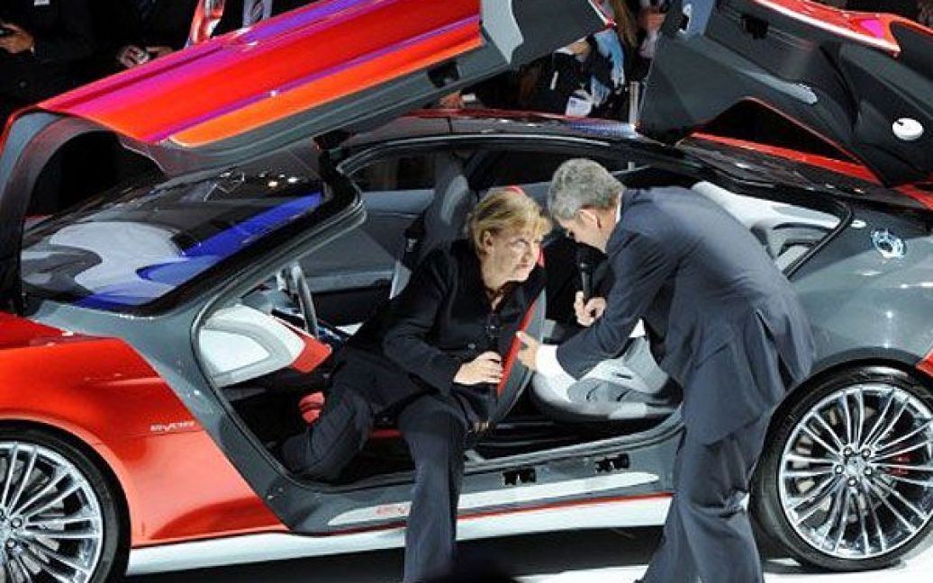 Німеччина, Франкфурт-на-Майні. Федеральний канцлер Німеччини Ангела Меркель перевіряє концепт-кар Ford Evos під час візиту на 64-ий міжнародний Франкфуртський автосалон IAA, найбільшу в світі автомобільну виставку. / © AFP