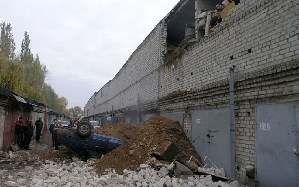 У Дніпрі зсув грунту розтрощив десятки гаражів та пошкодив підземний водопровід. / © прес-служба МНС