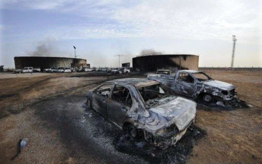 Лівійська Арабська Джамахірія, Сірт. Згорілі автомобілі залишились на місці вибуху паливного баку в місті Сірт. В результаті вибуху загинуло більше 100 осіб. / © AFP