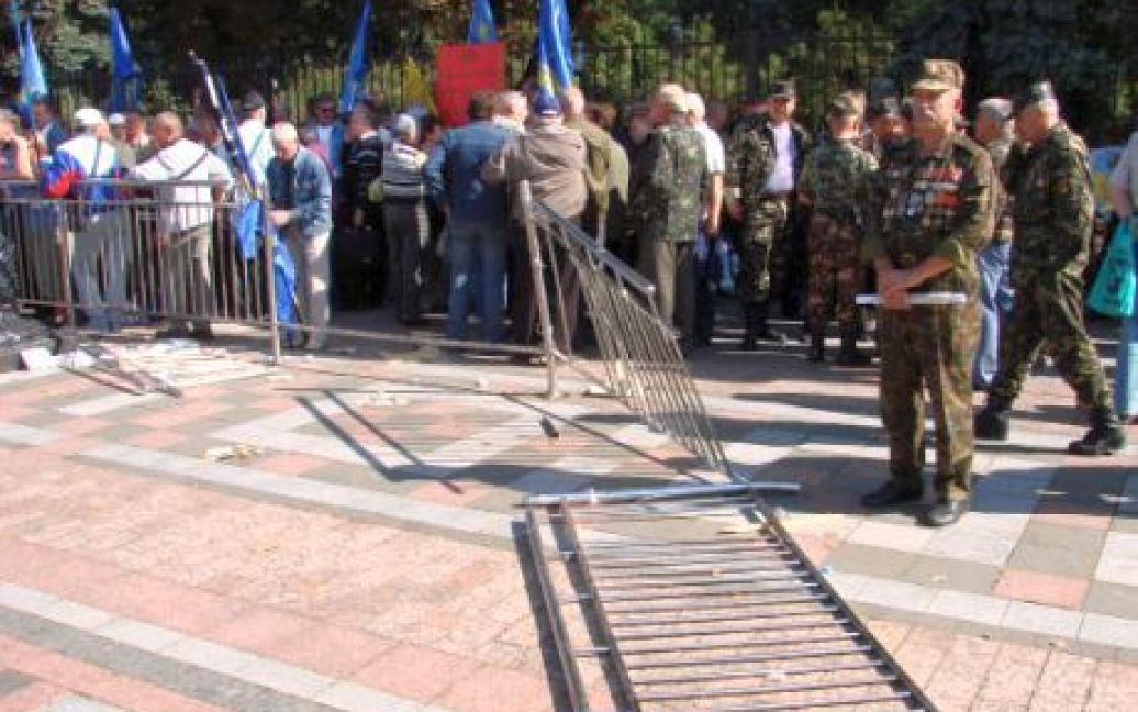 Після бійки між воїнами-афганцями та "Беркутом" під стінами Верховної ради під парламентом ліквідували місце для акцій протесту. / © Українська правда