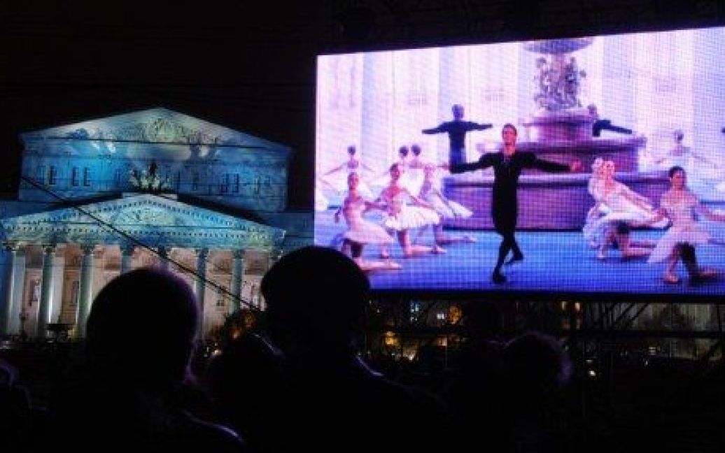 Ті, хто не потрапив до Большого, дивилися гала-концерт на екрані біля театру, через інтернет або по телевізору. / © AFP