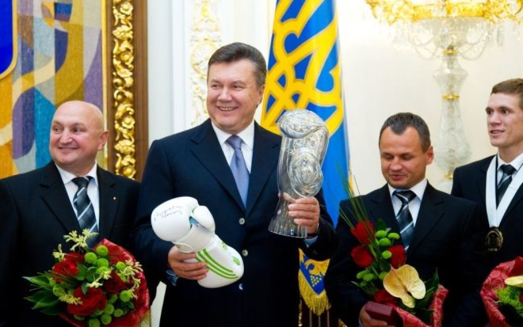Глава держави Віктор Янукович вручив спортсменам державні нагороди і отримав у відповідь боксерські рукавиці, а також символічну кришталеву вазу. / © President.gov.ua