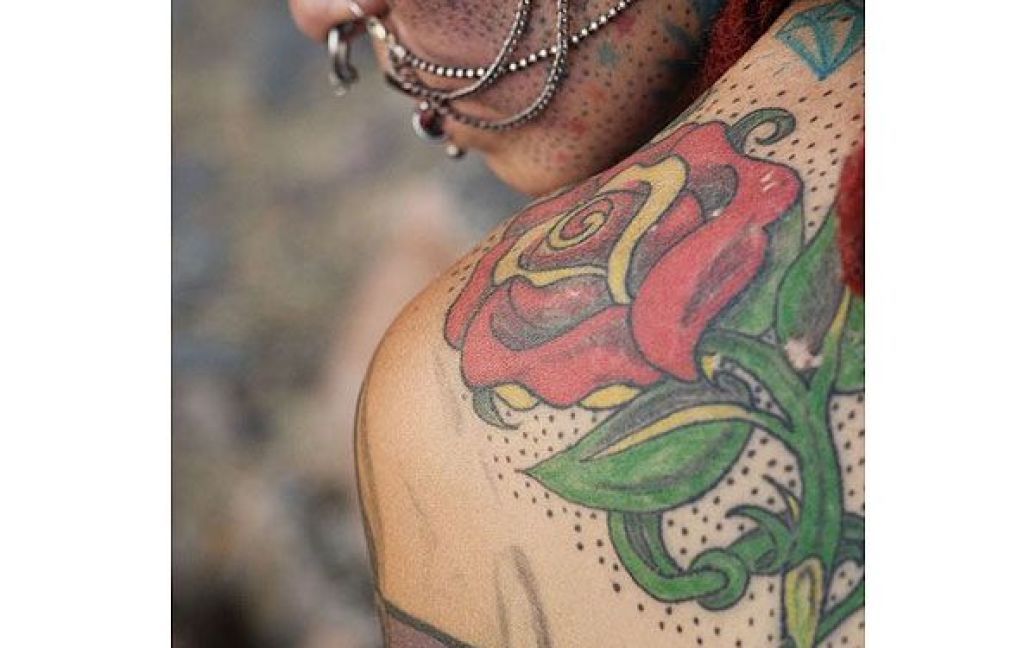 З3-річна мексиканка Марія Хосе Крістерна зробила з себе вампіра: вкрила тіло тату, імплантувала собі ікла та титанові пластини у формі рогів. / © bantito.wordpress.com