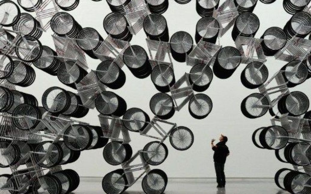 Тайвань, Тайбей. Чоловік роздивляється роботу китайського художника-дисидента Ай Вейвея під назвою "Вічні велосипеди", виставлену в музеї образотворчих мистецтв. / © AFP