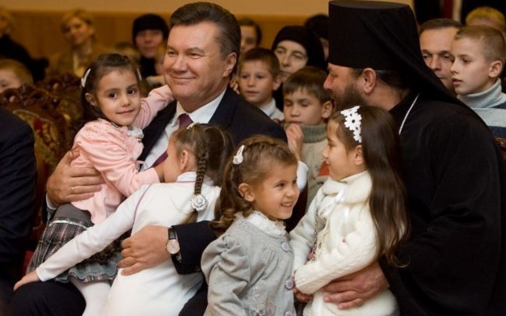 Віктор Янукович також відвідав дитячий будинок "Багатодітна сім&#039;я Михайла Жара" і передав йому ключі від автобуса / © President.gov.ua