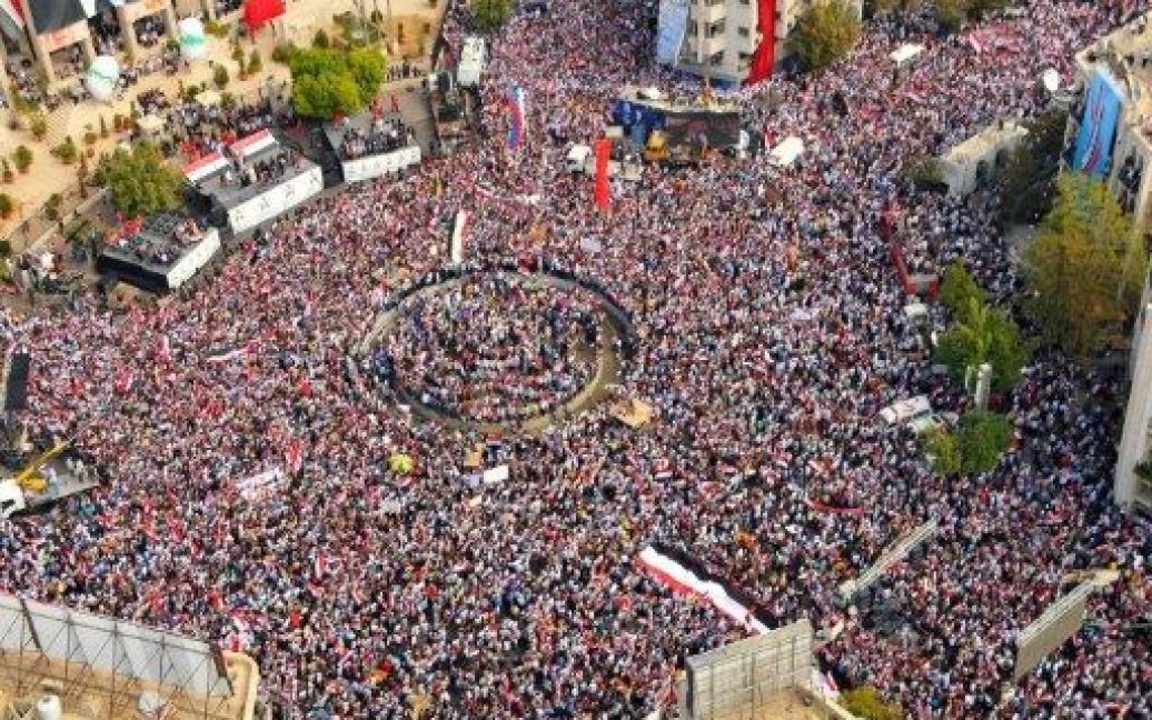 Сирія, Дамаск. Прихильники президента Сирії Башара аль-Асада беруть участь у масовому провладному мітингу в Дамаску. Режим Асада постійно стикається з міжнародним тиском через жорстокі розгони антиурядових протестів по всій Сирії. Фото AFP/SANA / © AFP