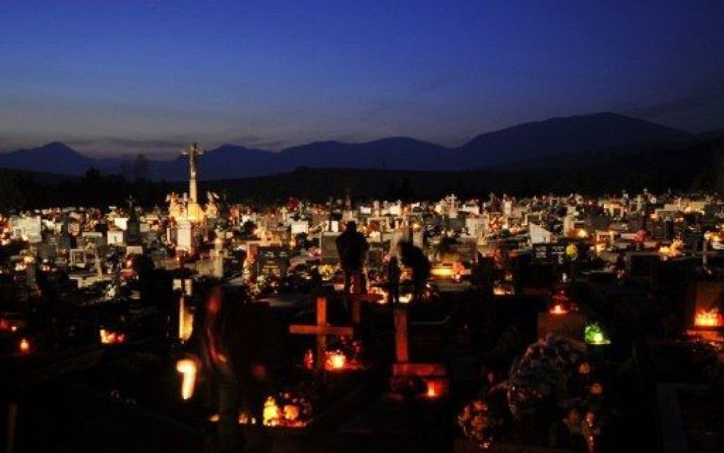 Словаччина, Бобровець. Тисячі людей зі свічками прийшли на цвинтар у словацькому селі Бобровець, щоб відзначити День Всіх Святих. Тисячі словаків віддали данину поваги своїм предкам. / © AFP
