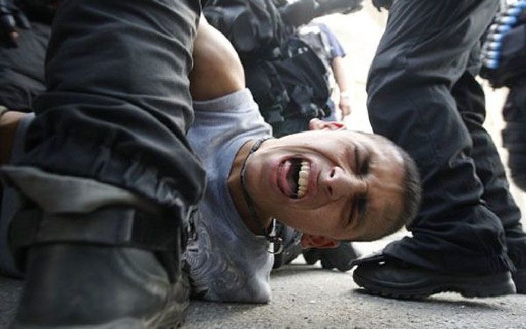 Єрусалим. Ізраїльські прикордонники затримують палестинських демонстрантів, які кидали камені у військових під час зіткнень на околицях Східного Єрусалиму. / © AFP