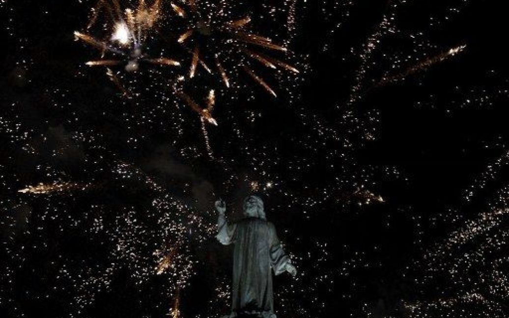 Сальвадор, Сан-Сальвадор. Яскравий феєрверк біля статуї Спасителя світу влаштували під час святкування двохсотріччя незалежності країни у Сан-Сальвадорі. / © AFP
