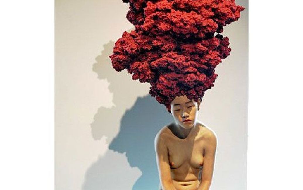 Сінгапур. Скульптура під назвою "Мрійниця червона, 2007" роботи корейського скульптора Чой Xoo Анга виставлена в художній галереї в Сінгапурі. / © AFP