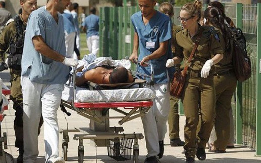 Ізраїль, Бір-Шева. Пораненого ізраїльського солдата переправляють до лікарні "Сорока" у Бір-Шеві. Бойовики атакували автобус та підірвали два інших транспортних засоби під час низки нападів на півдні Ізраїлю, в результаті яких загинули семеро осіб, 25 людей отримали поранення. / © AFP