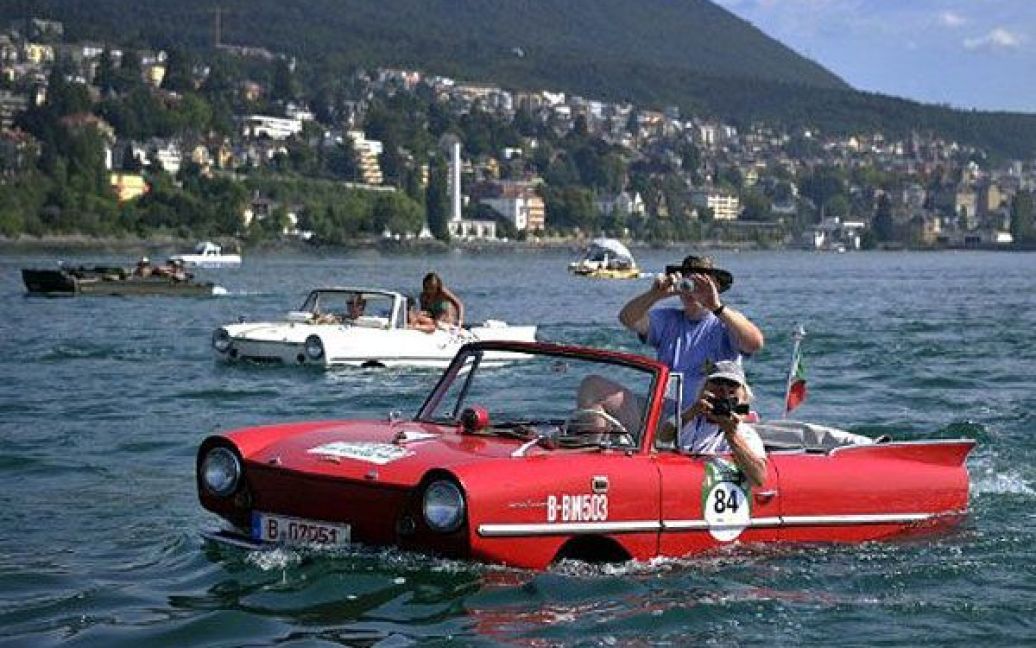 26-ий зліт власників автомобілів-амфібій на озері Невшатель у Швейцарії / © AFP