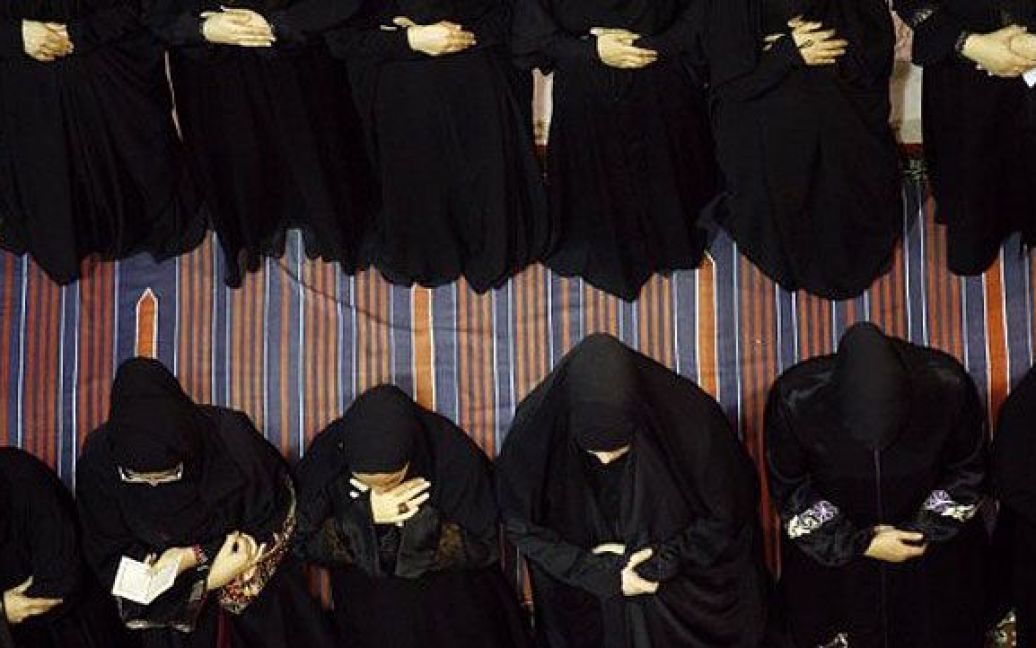 Кувейт, Ель-Кувейт. Мусульманські жінки моляться поблизу Великої мечеті в Ель-Кувейті у ніч "Лейлат аль-Кадр", яка знаменує собою одкровення Корану, священної книги ісламу, яку пророку Мухаммеду передали через архангела Габріеля під час місяця Рамадан. / © AFP