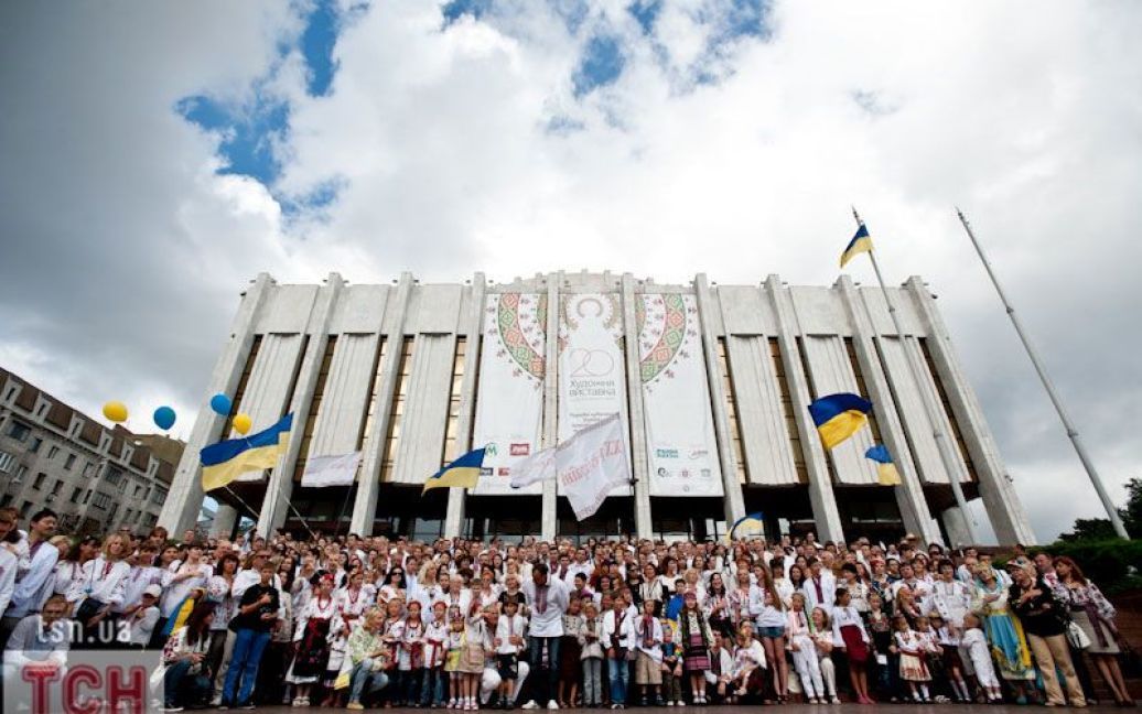 Учасники параду під час святкування зробили найбільшу в світі фотографію людей у вишиванках, на якій зображено понад 200 осіб. / © Євген Малолєтка/ТСН.ua