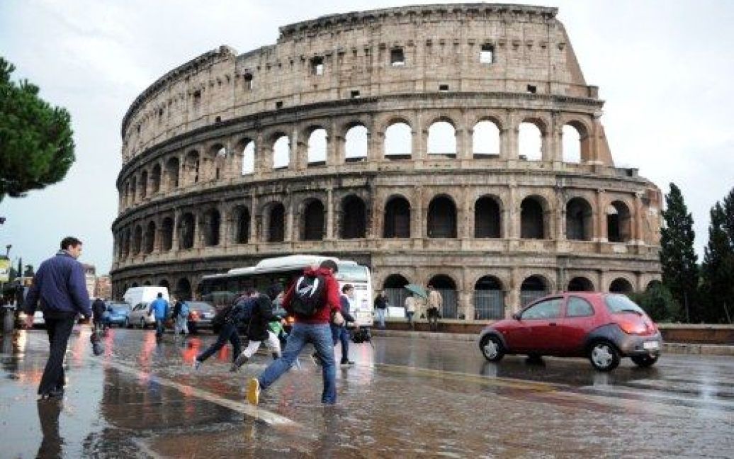 У Римі через сильний дощ затопленими виявились центральні райони міста / © AFP