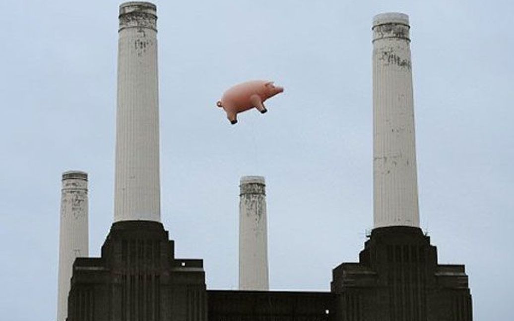 Великобританія, Лондон. Надувну свиню запустили у повітря над електростанцією Battersea в Лондоні під час акції, яку провели для сприяння перевидання альбому британської рок-групи "Pink Floyd". / © AFP