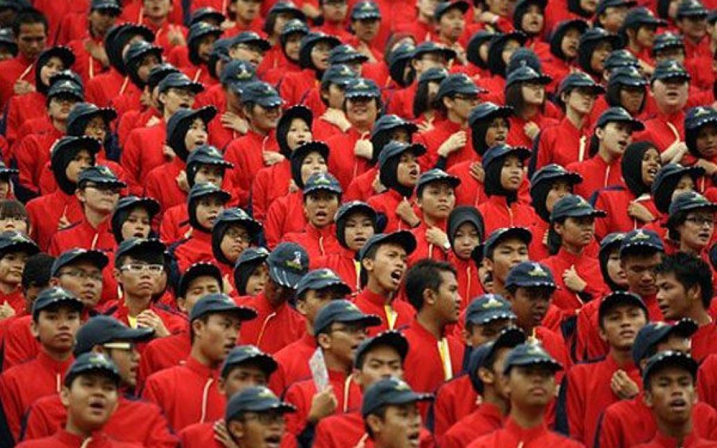 Малайзія, Куала-Лумпур. Малайзійці співають народні пісні під час генеральної репетиції урочистого параду на честь святкування Дня незалежності. Малайзія відзначатиме свій 54-й день незалежності 16 вересня. / © AFP