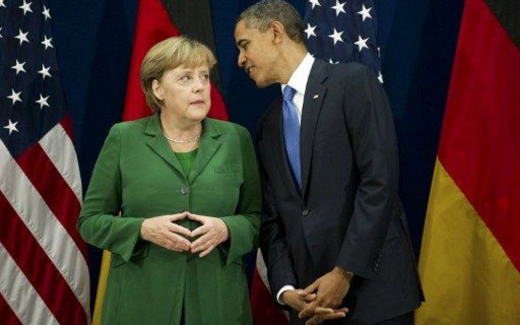 Франція, Канни. Президент США Барак Обама розмовляє з федеральним канцлером Німеччини Ангелою Меркель під час двосторонньої зустрічі перед початком саміту G20, на якому зустрілись глави держав та урядів "великої двадцятки". / © AFP