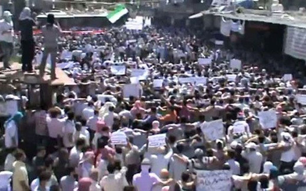 Сирія, Дамаск. Прихильники проведення реформ провели акцію протесту проти президента країни Башара аль-Асада в передмісті Дамаску під гаслом "Ми просуваємося до падіння режиму". Силами безпеки в Сирії вбито щонайменше 11 осіб. Фото AFP/Youtube / © AFP