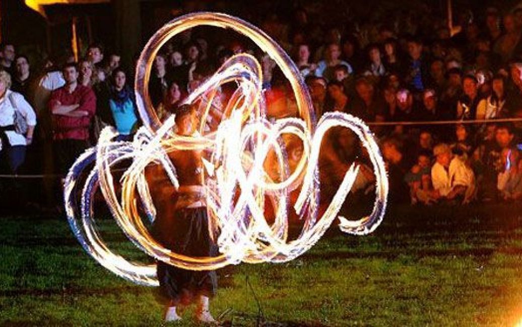 Німеччина, Зезен. Майстер танцю з вогнем з групи "Seelenfunken" ("Душа іскри") виступає на одному з найбільших середньовічних історичних фестивалів у центральній Німеччини, який відвідали тисячі гостей. / © AFP