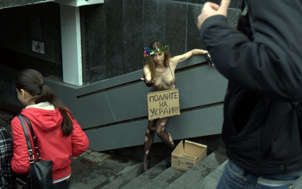 Жіночий рух FEMEN провів топлес-акцію "З миру по крихті - свобода Тимосі!" / © Жіночий рух FEMEN